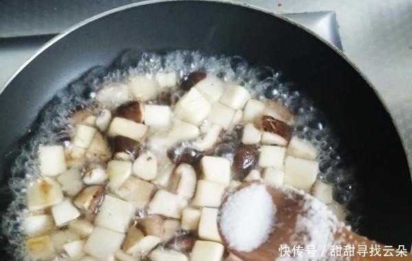 是把“蚝油”放在开头,还是刚从锅里放出来,大厨放10倍新鲜