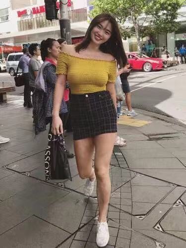 清新|街拍：俊美气质型的美女，走心搭配清新美丽经典又不失时尚！