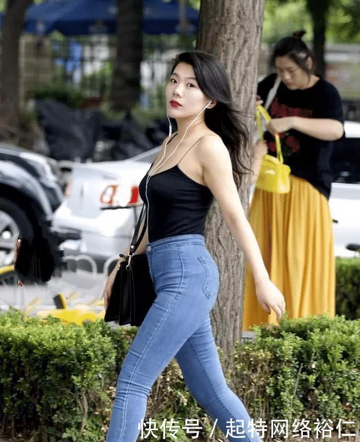 美女 街拍美女穿着牛仔裤紧致百搭,吊带上衣更是小巧迷人