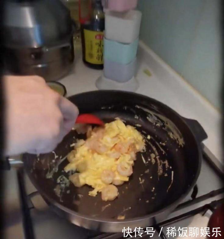 卖相|黄晓明罕见家中做饭，却被调侃卖相一般，真的只做到了“能顶饿”