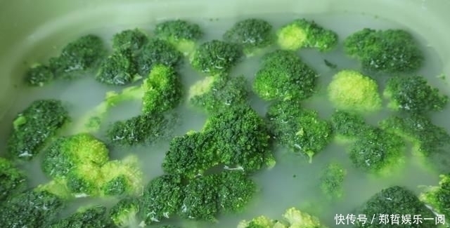 淘米水|清水洗西兰花,还不如不洗,往水里倒一点它,脏东西自己跑出来