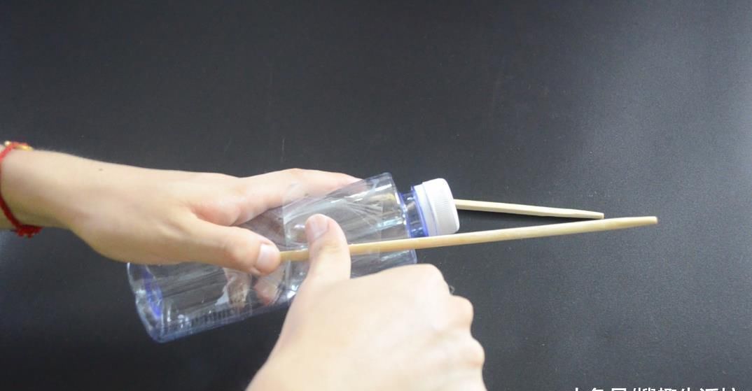 塑料瓶上绑2根筷子, 这个作用太棒了, 解决了很多家庭的烦恼