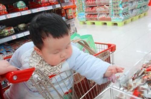 员工|儿子在超市剥了颗荔枝,被员工大骂没教养,宝妈的回答让路人佩服