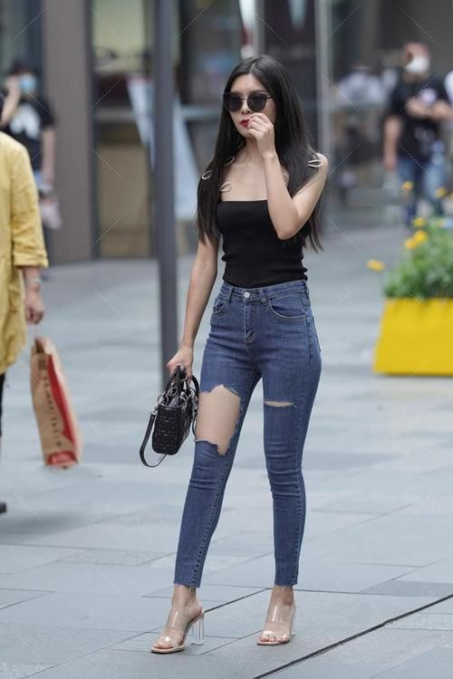 穿搭|苗条美女怎么穿搭？黑色吊带背心搭配紧身牛仔裤，展现好魅力！