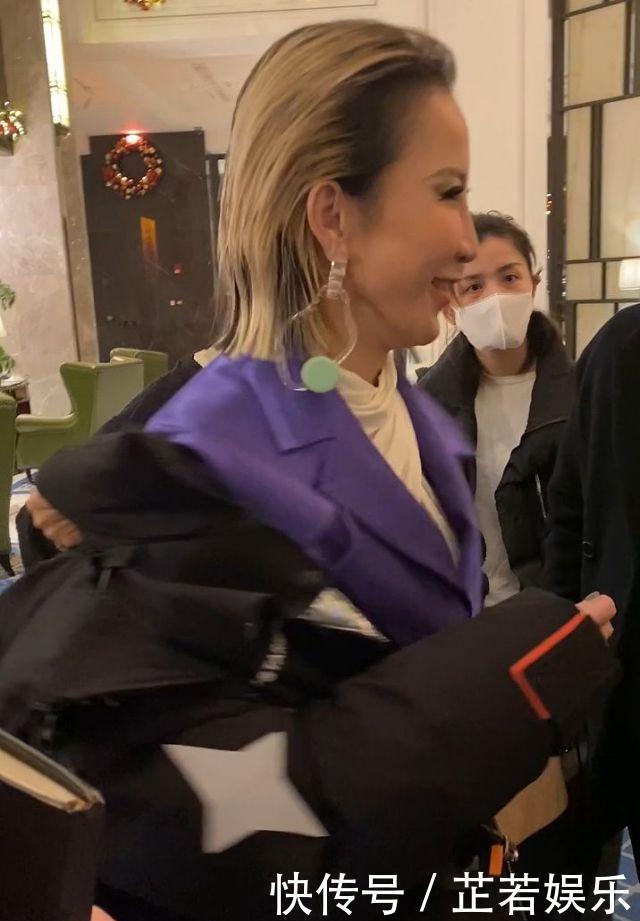 李玟终究是抵不过岁月!穿紫色套装脸色蜡黄,浮夸眼妆却挺显老