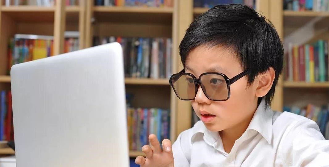 配眼镜|孩子近视,爸爸不许配眼镜,配一次摔一次,眼科医生:真是太无知