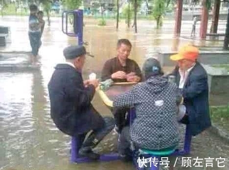 |搞笑图片幽默段子笑话:哈哈,真会玩啊,垫桌脚都用纸币么