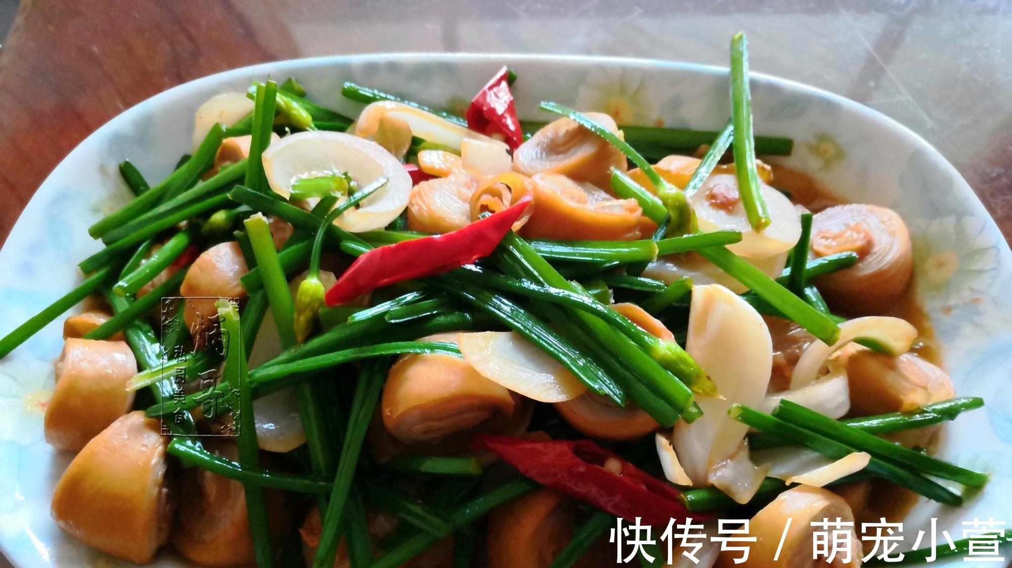 表妹晒待客晚餐,网友:南方人真舍得吃,这餐饭没七八百下不来吧