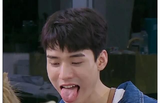 龚俊大厨上线！在中餐厅做麻辣龙虾，吃完被辣的表情管理都顾不上