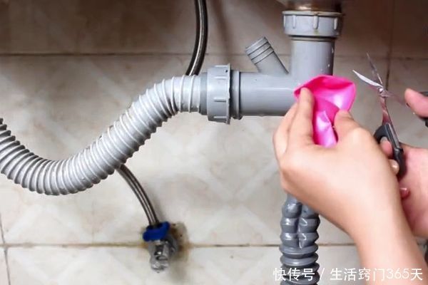 厨房下水管道反味严重?只需一个气球,下水道再也没臭味了