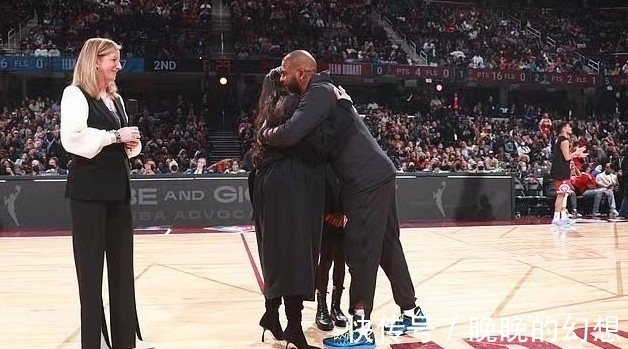 布莱恩|科比的39岁遗孀现身NBA现场全黑造型显得太壮实,与保罗深情拥抱