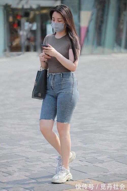 喇叭裤|路人街拍,小姐姐选择了清纯的白色,显得时髦又好看