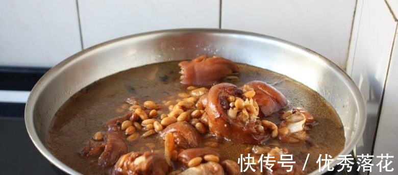 猪手|黄豆炖猪手，满满的胶原蛋白，鲜嫩软烂，吃着太过瘾了！