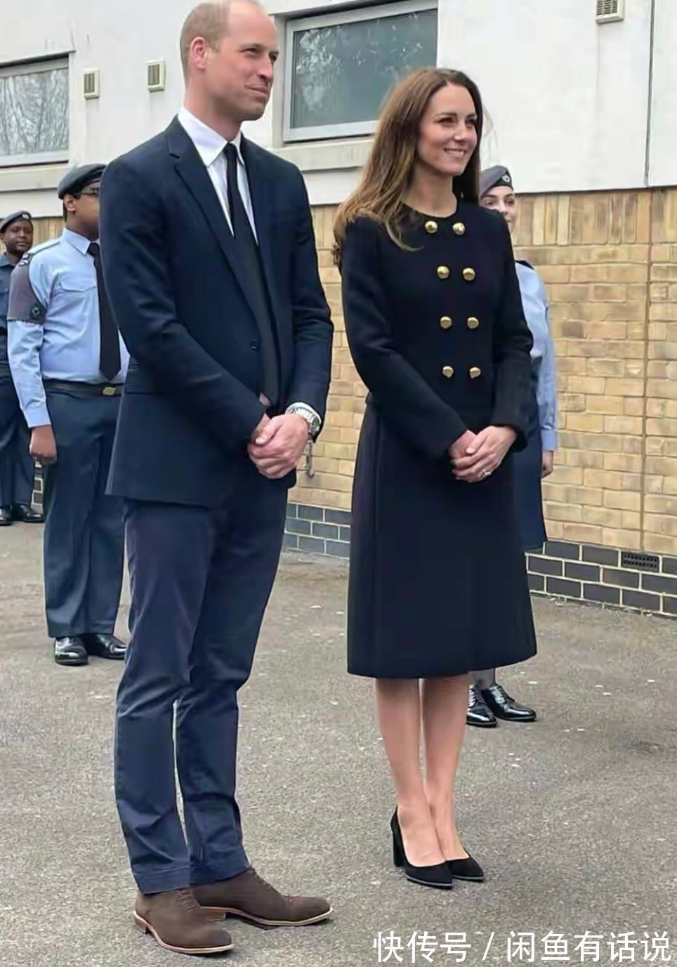凯特王妃|凯特活动上站C位,穿黑大衣尽显主母气场,身旁卡米拉都黯淡不少