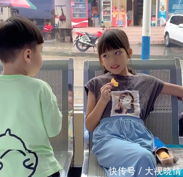 弟弟|嘴巴抹蜜!弟弟为讨口吃的,不停喊姐姐美女,把姐姐哄得直迷糊