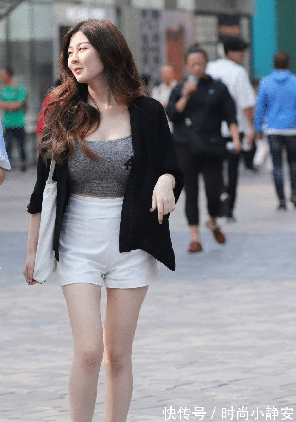 小姐姐 入秋后的黑白经典搭配,充满了甜美的少女气息
