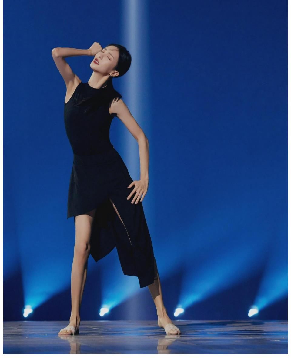 美丽的@金晨 在《舞蹈生》总决赛的导师秀上又惊艳了全场！