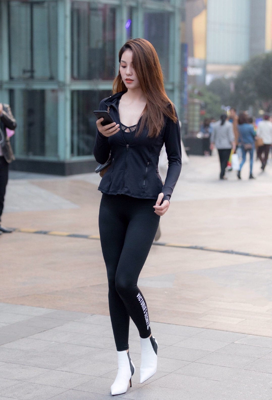 小姐姐一身黑色的简约打底裤, 拉长身材曲线的同时, 也轻松的从人群中脱颖而出!