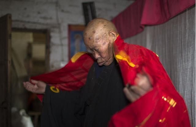 佛子|天生佛子因菩萨托梦,凭一己之力自建庙宇,身上的百衲衣从未换过