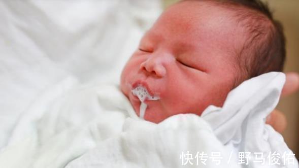 橄榄球|宝宝喝母乳经常“躺喂”?殊不知娃深受其害,新手父母更要注意