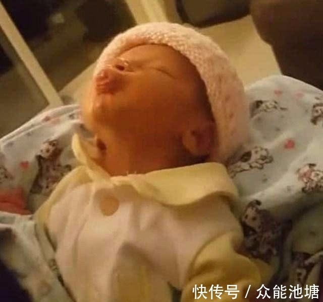 萌化|小宝宝撅起小嘴巴，妈妈亲了一口之后，宝贝的反应萌化了所有人