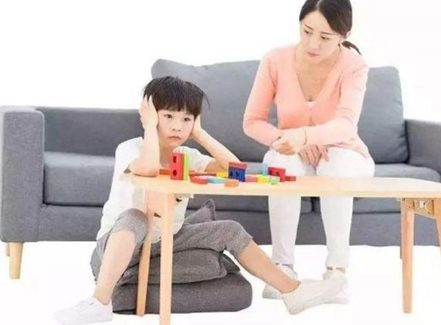 犯错|父子三人犯错后被''罚跪'',穿尿不湿的张张成笑点,网友太萌了