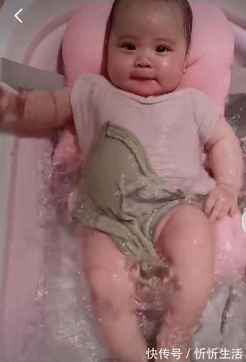 左手|宝宝第一次洗澡,全程面无表情,网友这老成的模样不像新生儿