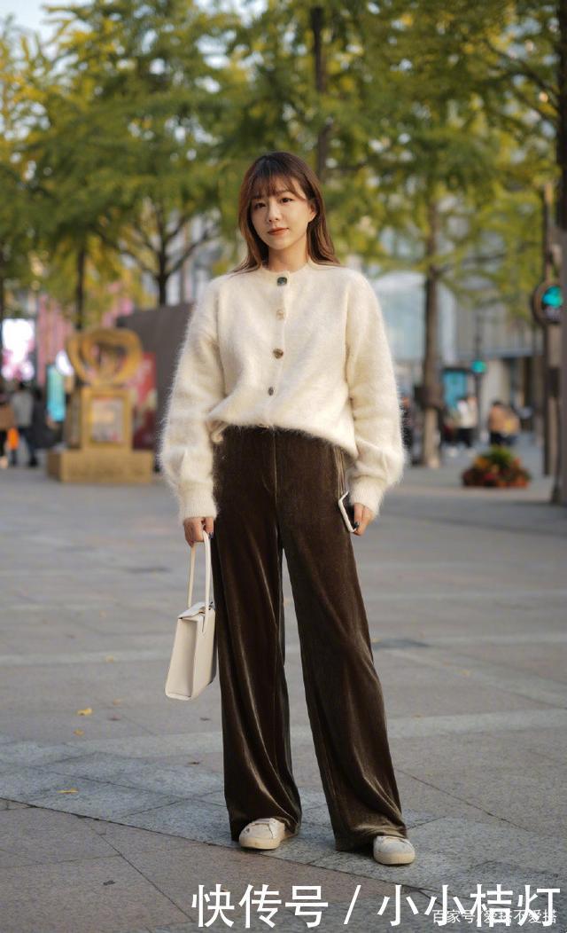 还穿什么牛仔裤这条“绒绒裤”才是深秋扛把子,高级时髦又显贵