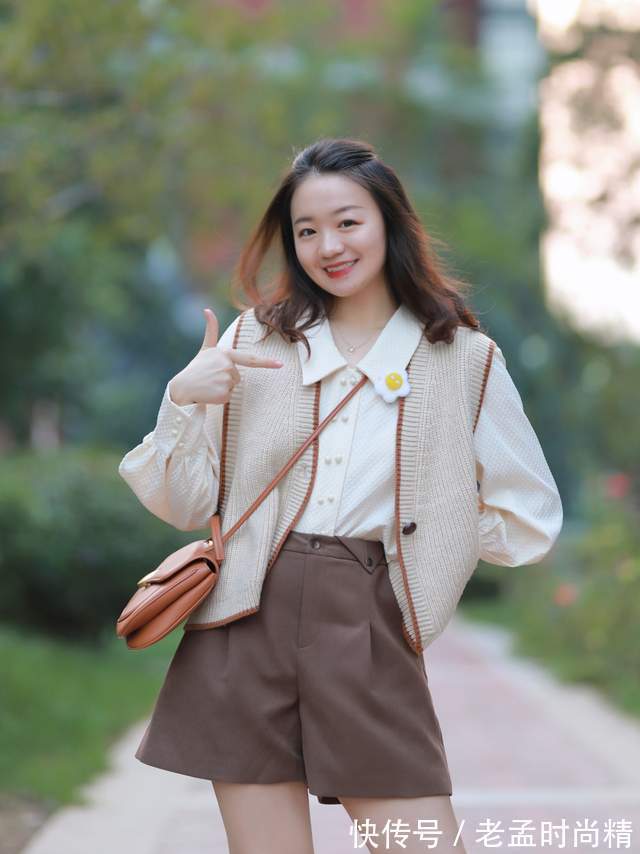 小蛮腰|微胖女生怎么穿才好看?西服外套搭配T恤和黑色短裤,显高又显瘦