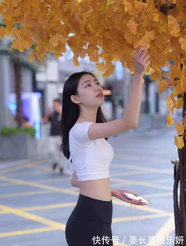 装扮 潮流有新意的打底裤装扮让气质满满呈现，穿着舒适个性，青春时尚！