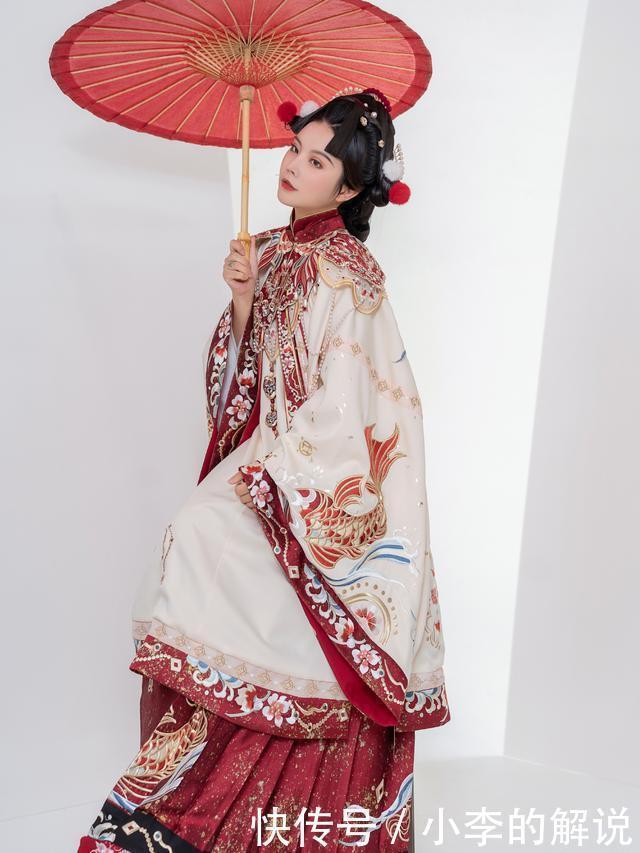 悬崖上的金鱼公主|这件汉服很特别,像是“戏服”,萌新很喜欢,资深同袍却很抵触