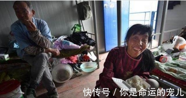 爹娘|弟弟把儿养在哥家，夫妻打工回来给哥八千，回去一翻书包，热泪盈