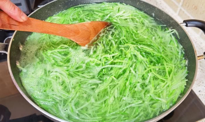 萝卜做馅时,有人焯水,有人用盐杀水,教你正确做法,饺子特别香