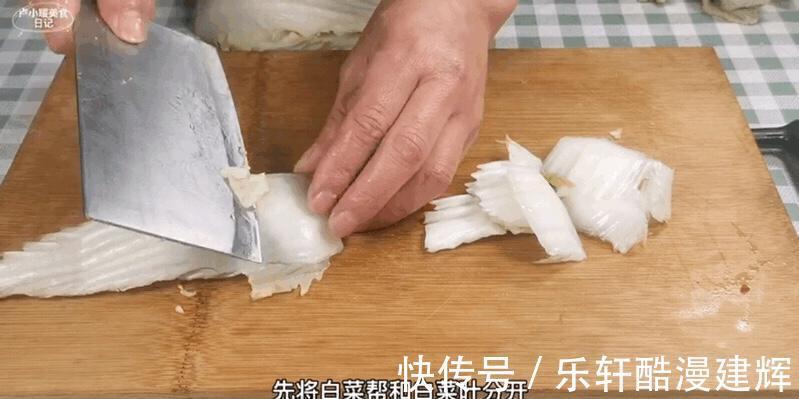 好吃|家庭版炒白菜,做法简单,加上一点肉更好吃