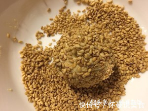 芝麻酥饼别再出去买了,教你在家自制芝麻饼,一顿5个都不够!