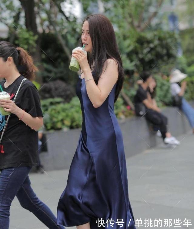 丝绸 高质感的深蓝色真丝裙子,凸显出强大的气场!