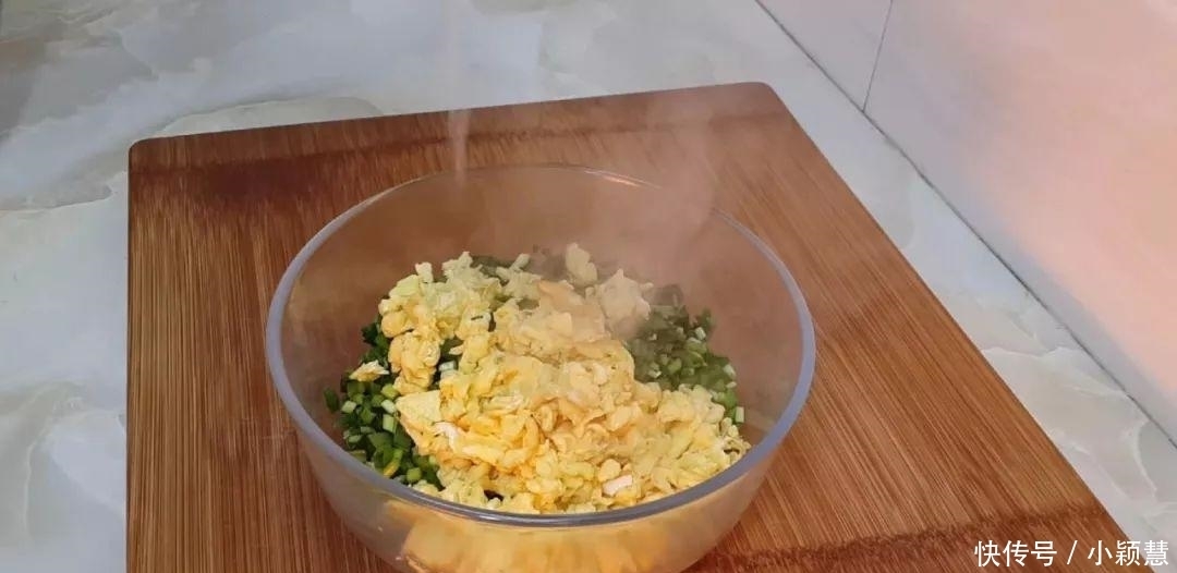 一滴水|1斤韭菜, 2个鸡蛋, 不用一滴水, 比韭菜盒子都好吃, 放凉都不会硬