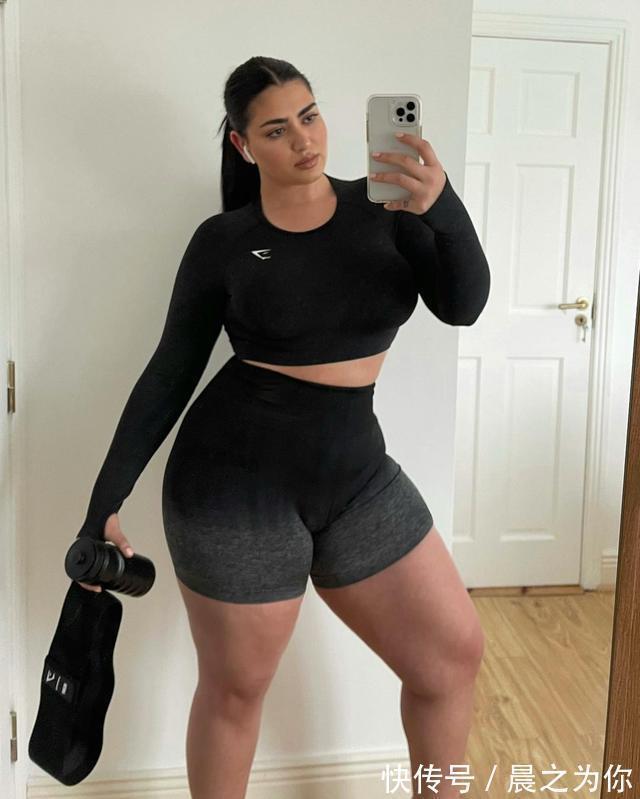 詹娜|大体重的捷克美女，曾经是难民，通过努力“逆袭”成知名模特