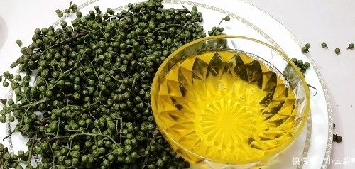 炸花椒油最忌直接入油炸,多加“1步”,花椒油又香又麻,不发苦