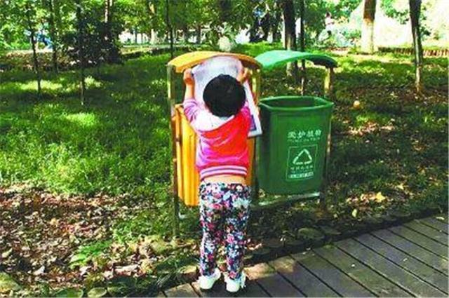 垃圾桶|6岁男孩扔垃圾给保洁阿姨留下一张字条,看清内容后:有教养的娃