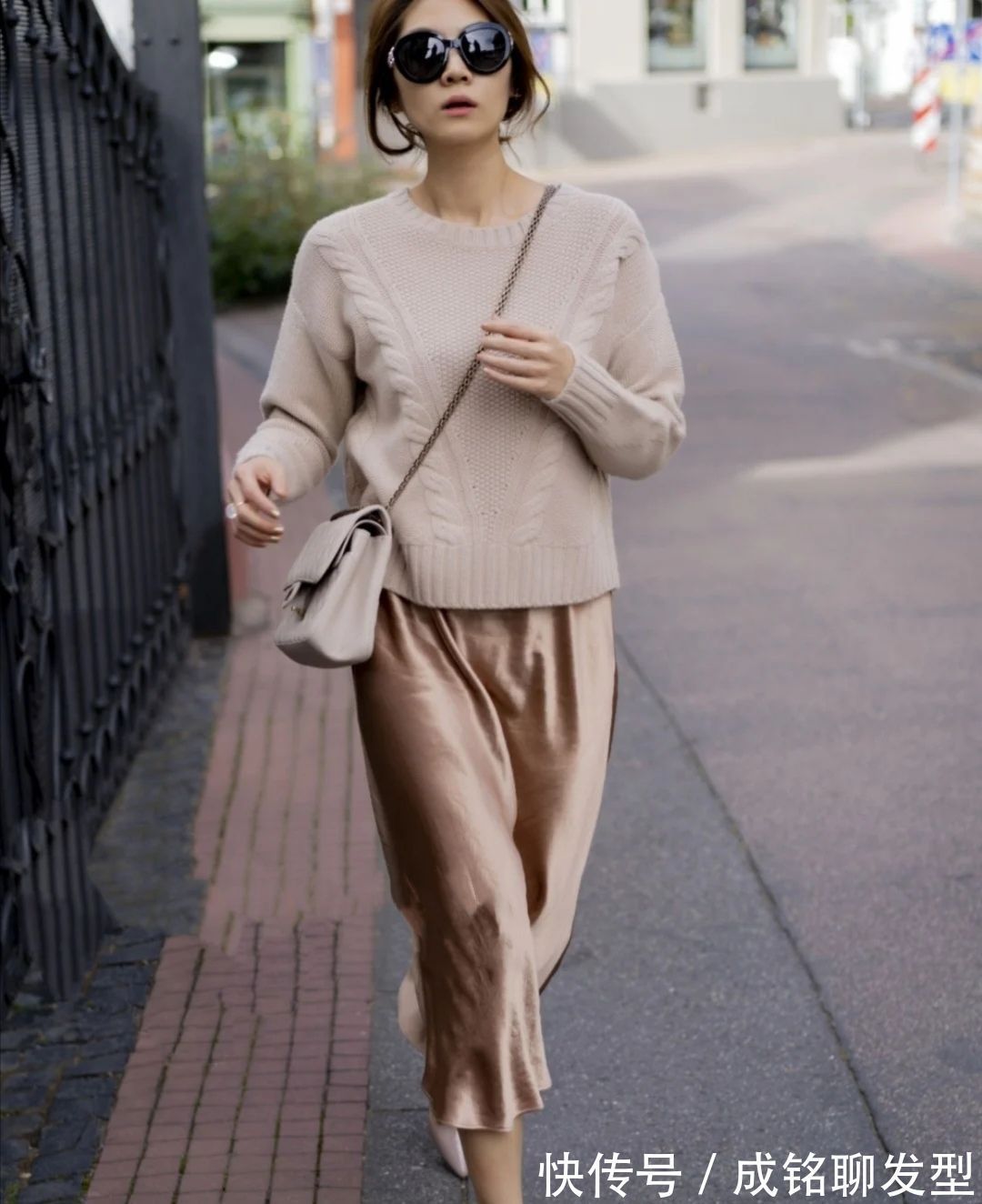 少女风|“少女风”穿搭不吃香了!今冬流行成熟风搭配,实用时尚又减龄