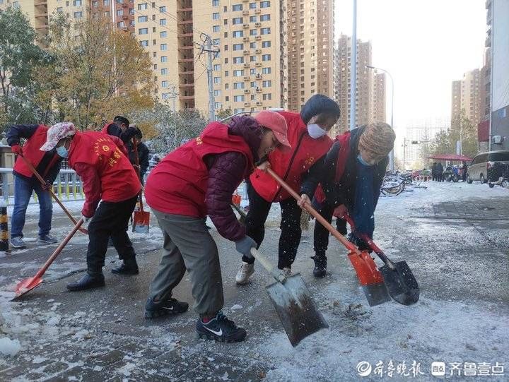 李盾|连续两日清扫积雪，济南六旬志愿者双手磨出血泡