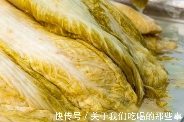 腌酸菜不能只加盐，教你3个技巧，酸菜又酸又脆又香，放1年没问题