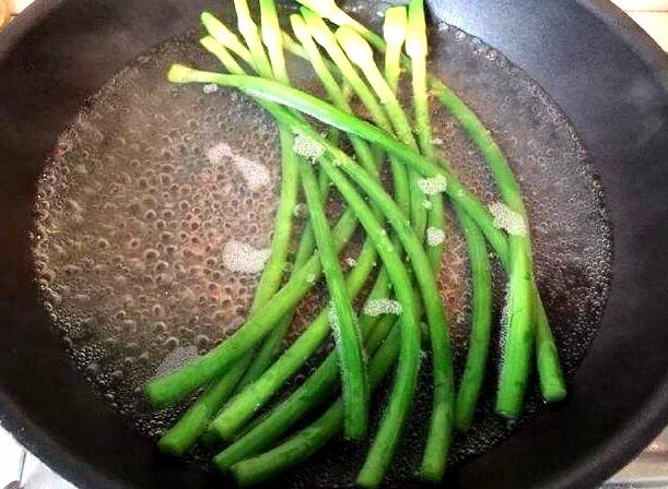 炒蒜苔别直接下锅炒,多加这“1步”,蒜苔爽脆入味不生硬
