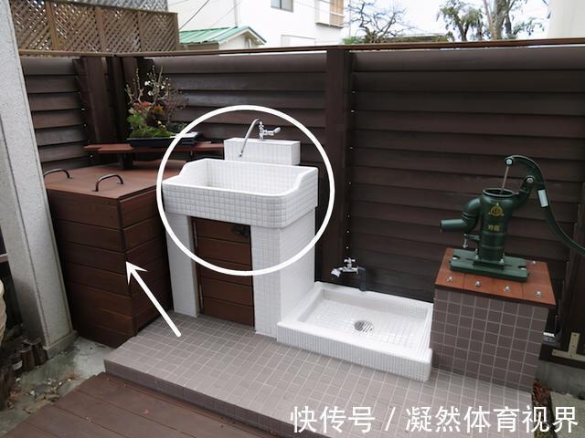 瓦片|既然露台不让封,不如沿墙打一整排柜子,当杂物间用,谁还拦着?