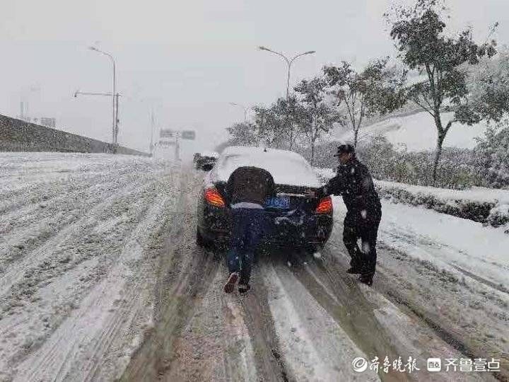 霍秀刚|私家车在大雪中“趴窝”，济南市中网格驻巡民警及时援助