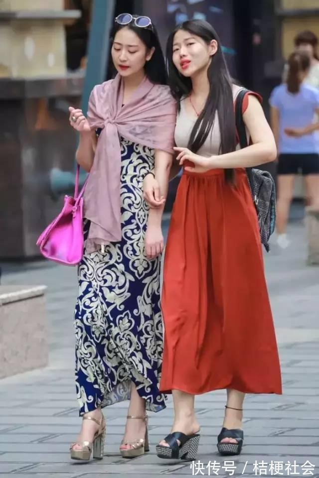 碎花裙子 碎花裙子,所爱隔山海,只不过穿了一个青花瓷