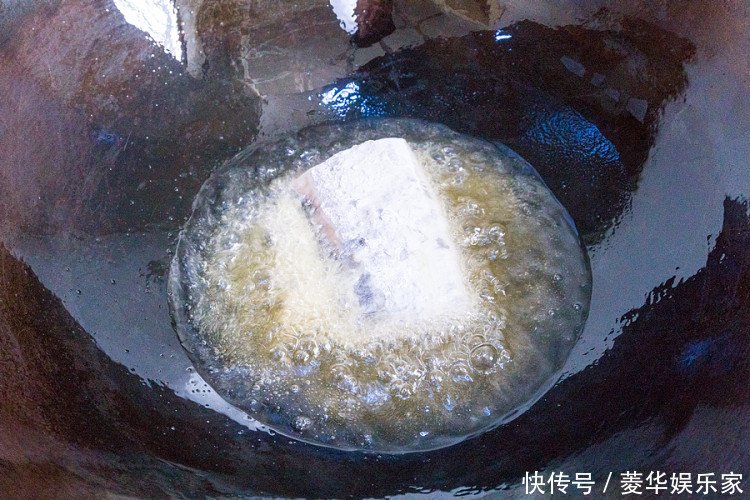 吃光|炸带鱼时,记得加点它,酥脆无腥味!上桌就吃光,全家人都喜欢