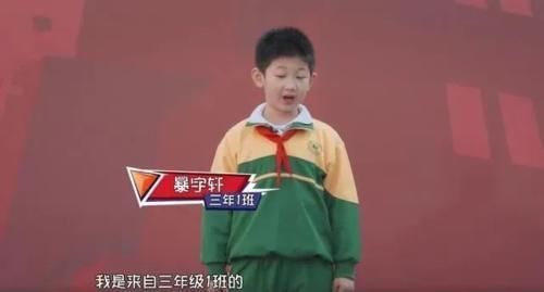 儿子当众“斥责”父母偏心妹妹,看清妹妹脸后,网友:不偏心都难