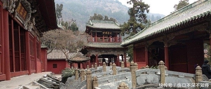 仿佛|“最”奢侈的寺庙,仿佛到了紫禁城,里面还雕刻了9999条龙